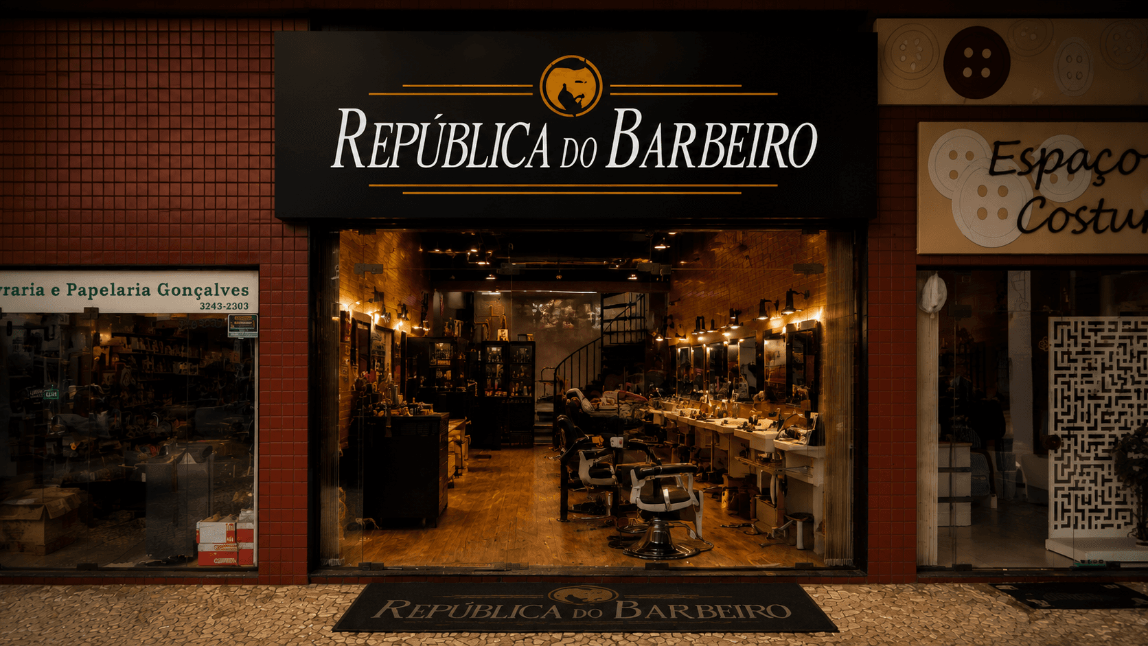 Fachada da República do Barbeiro à noite com a equipe na porta, Água Verde, Curitiba